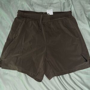 Nike Yoga shorts w liner brown
